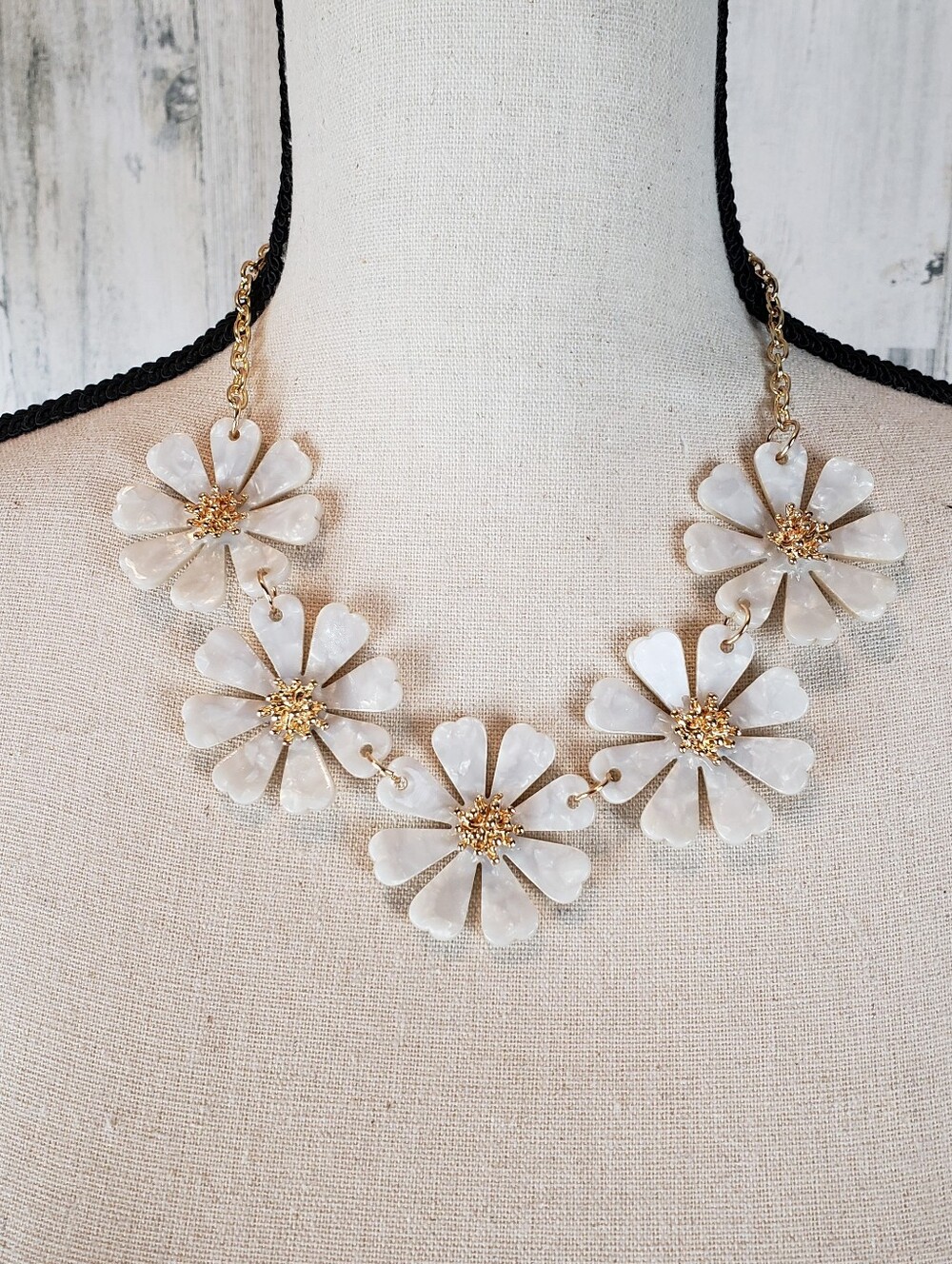 Elegant White Floral Statement Necklace - Women Jewelry
